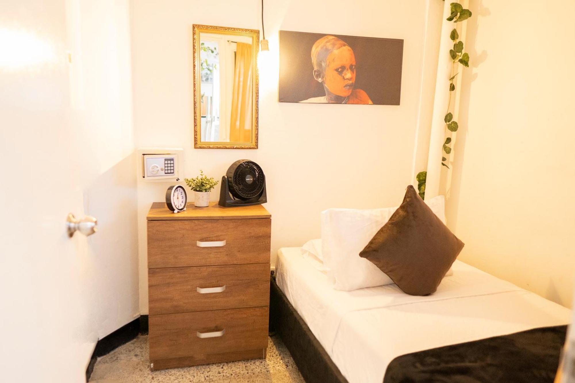 Africa House-Casa Hotel Laureles-La70 Medellin Bagian luar foto