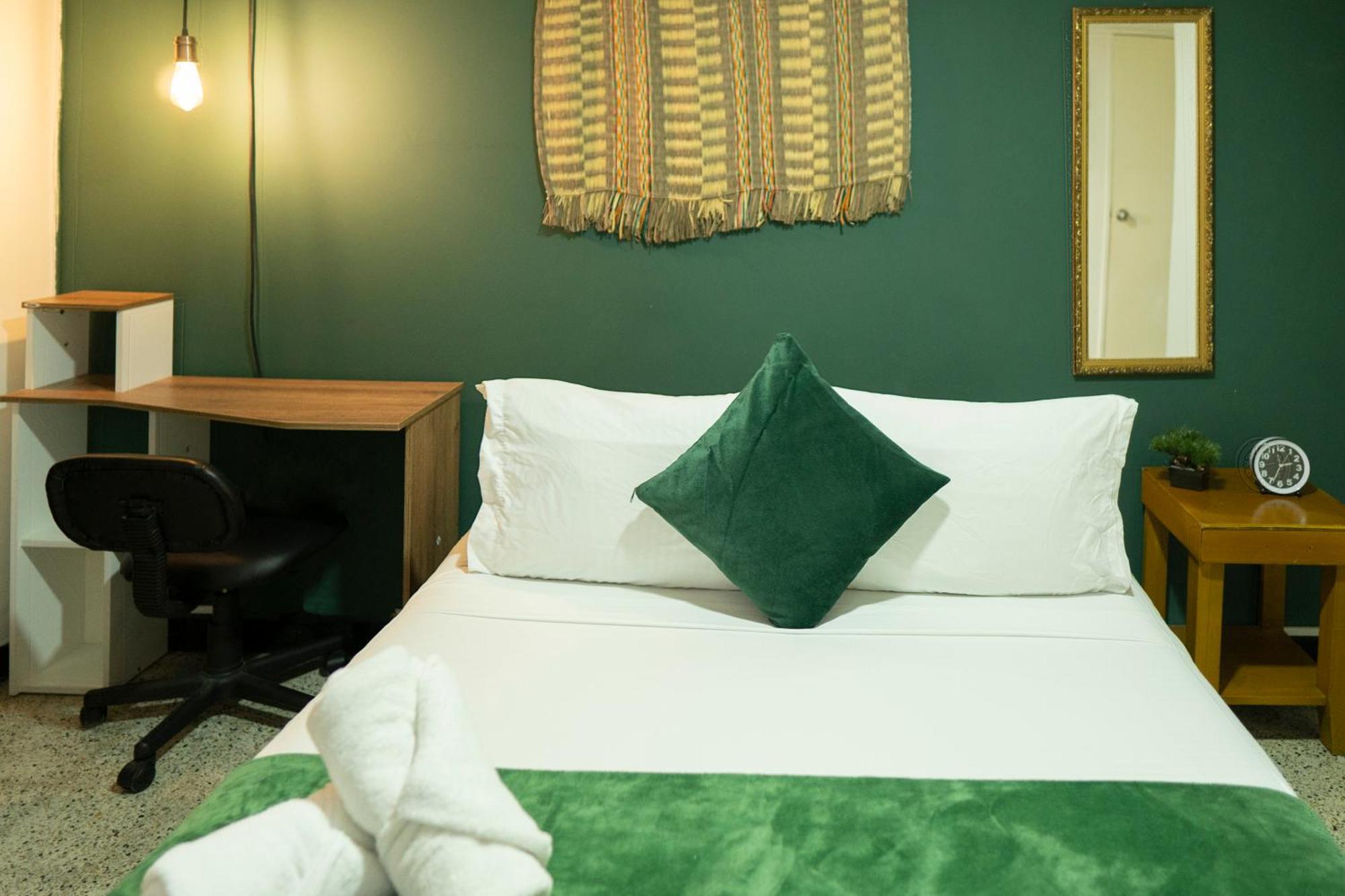 Africa House-Casa Hotel Laureles-La70 Medellin Bagian luar foto