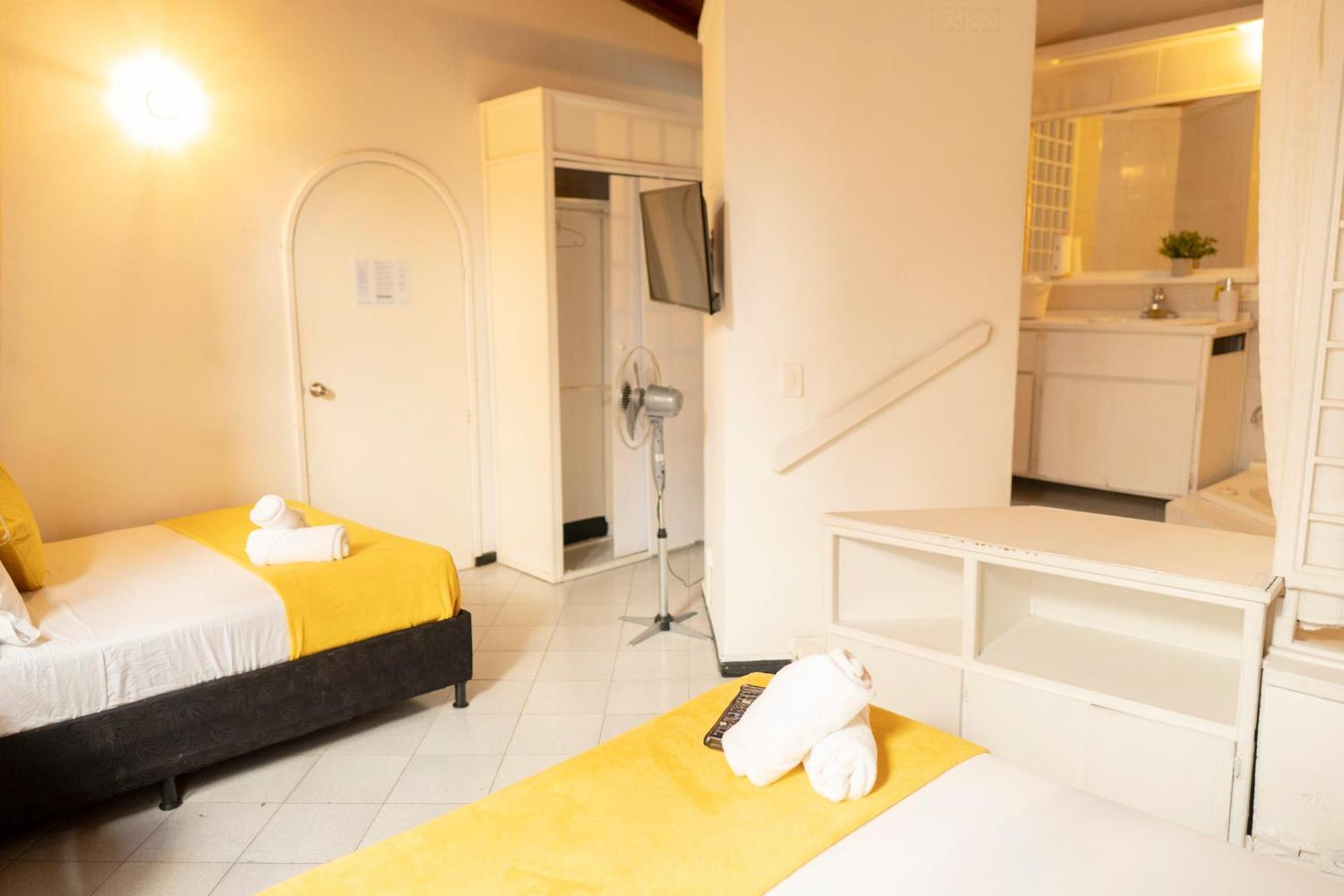 Africa House-Casa Hotel Laureles-La70 Medellin Bagian luar foto