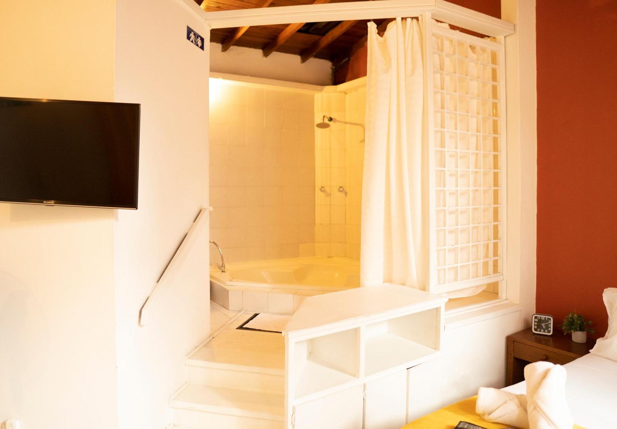 Africa House-Casa Hotel Laureles-La70 Medellin Bagian luar foto